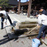 本殿正面階段手洗い